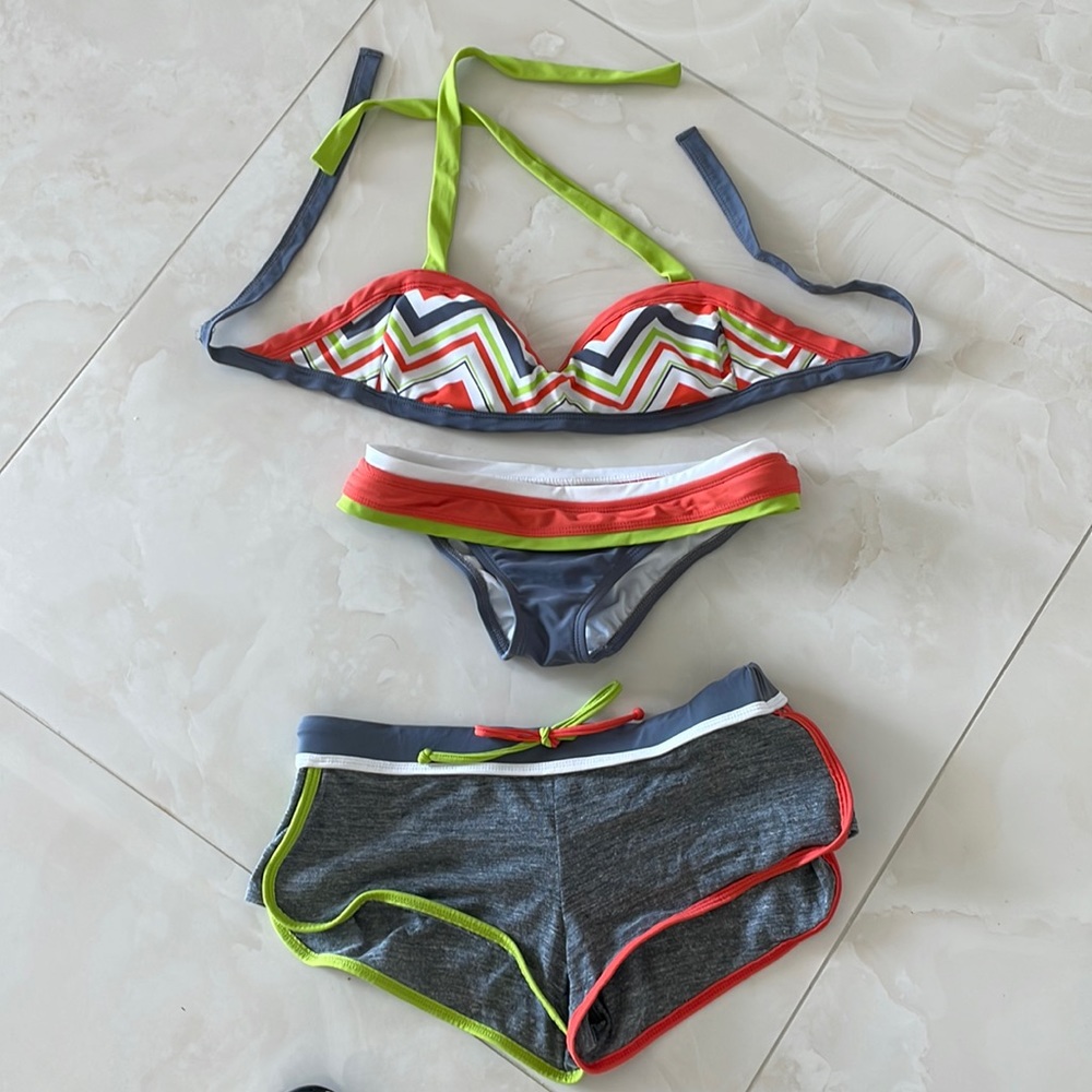 100✅AUTHENTIC BECCA 3 PIECE BIKINI SWIMSUIT WITH SHORTS